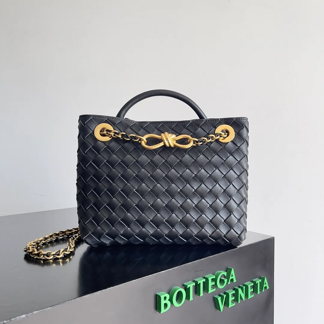 Batch 1960 BOTTEGA VENETA 2024 spring and summer new small ANDIAMO chain bag is also available! 🔥🔥I believe many friends have been waiting for a long time. The metallic chain adds a touch of sophistication to the original softness and elegance of Andiamo. The collision of classic craftsmanship and elegance creates a different kind of beauty. Style number: 786008 Size: 25*22*10.5cm